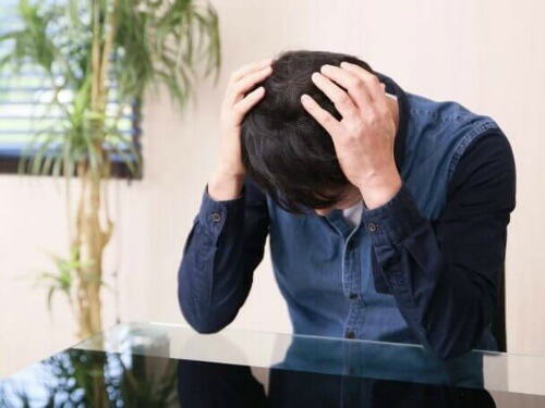 トラブルで悩む男