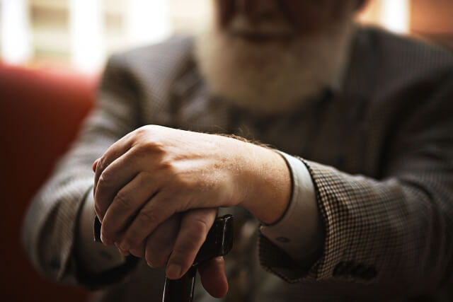 ゴミ屋敷の高齢者が孤独死する原因