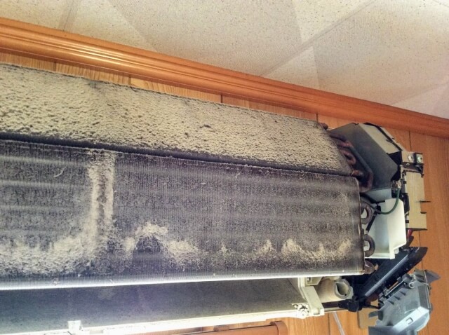 古いエアコン処分時の費用と注意点