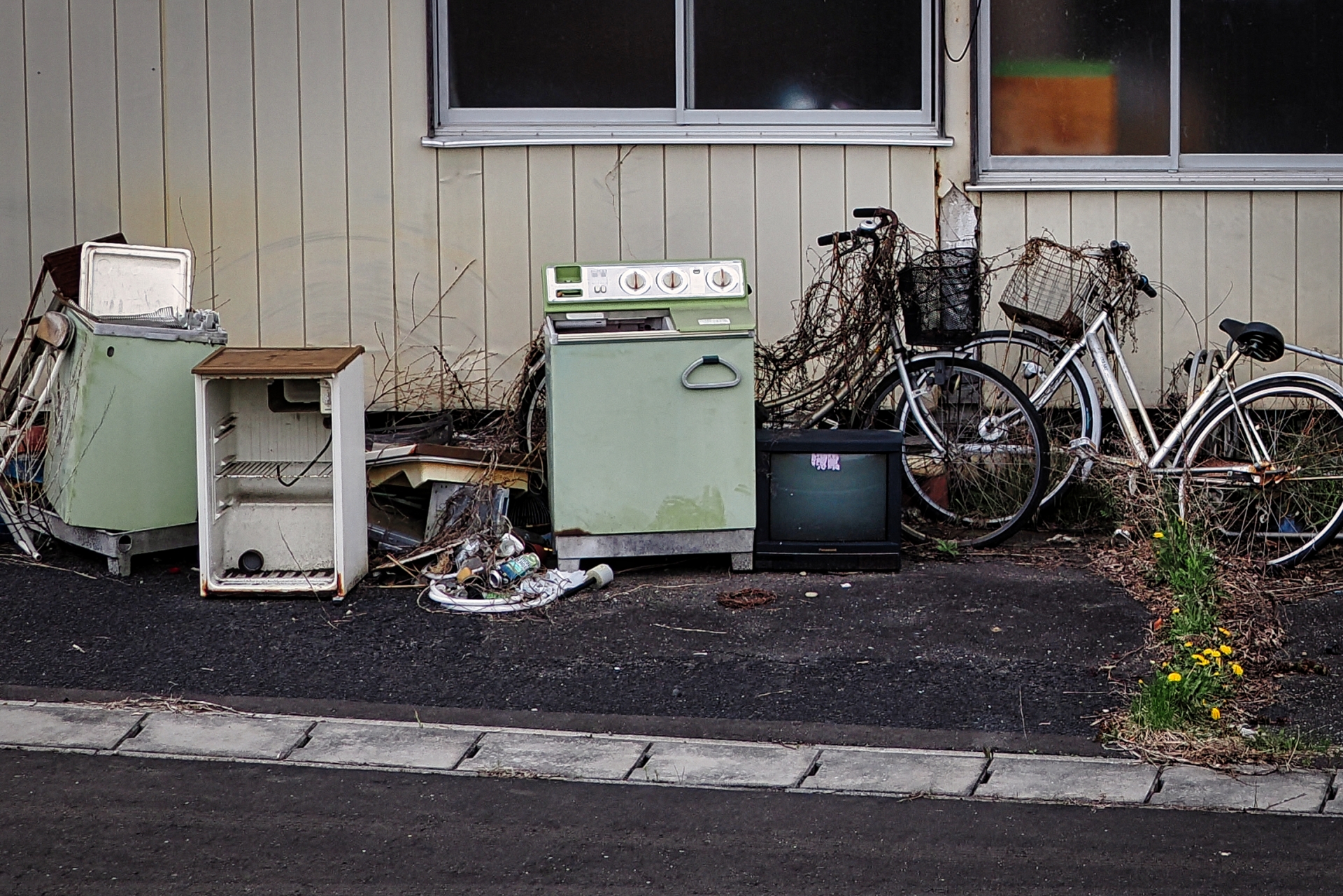 家の前にゴミを捨てられた時の処分費用とは