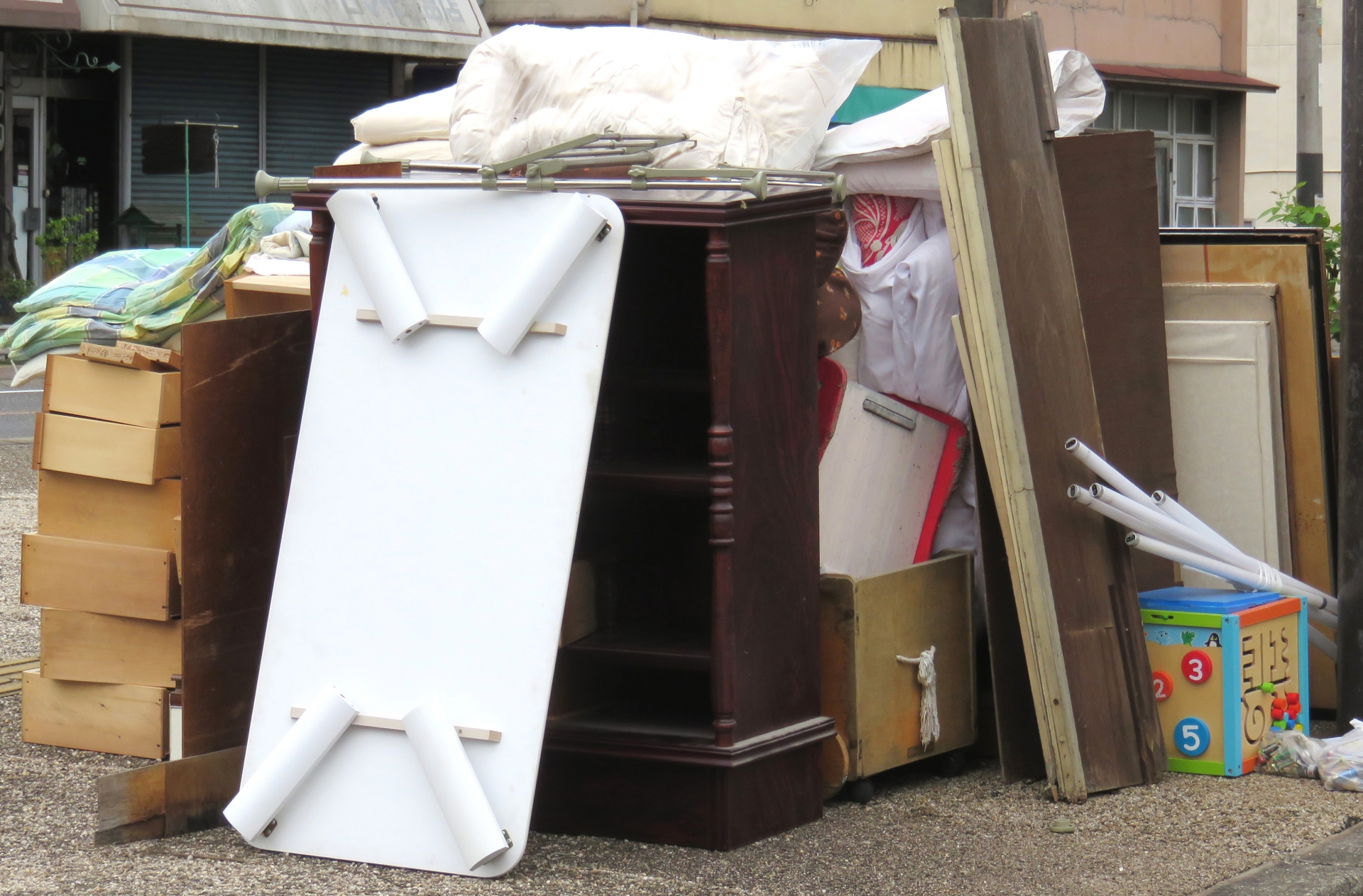 折りたたみ式テーブルを自分で捨てる方法とは